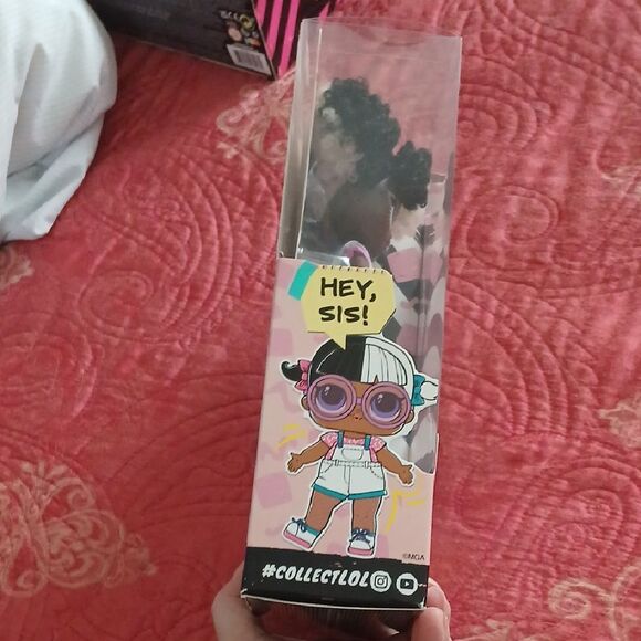 L.O.L. Surprise! Tweens Gracie Skates Doll - Pink and White - Picture 3 of 4